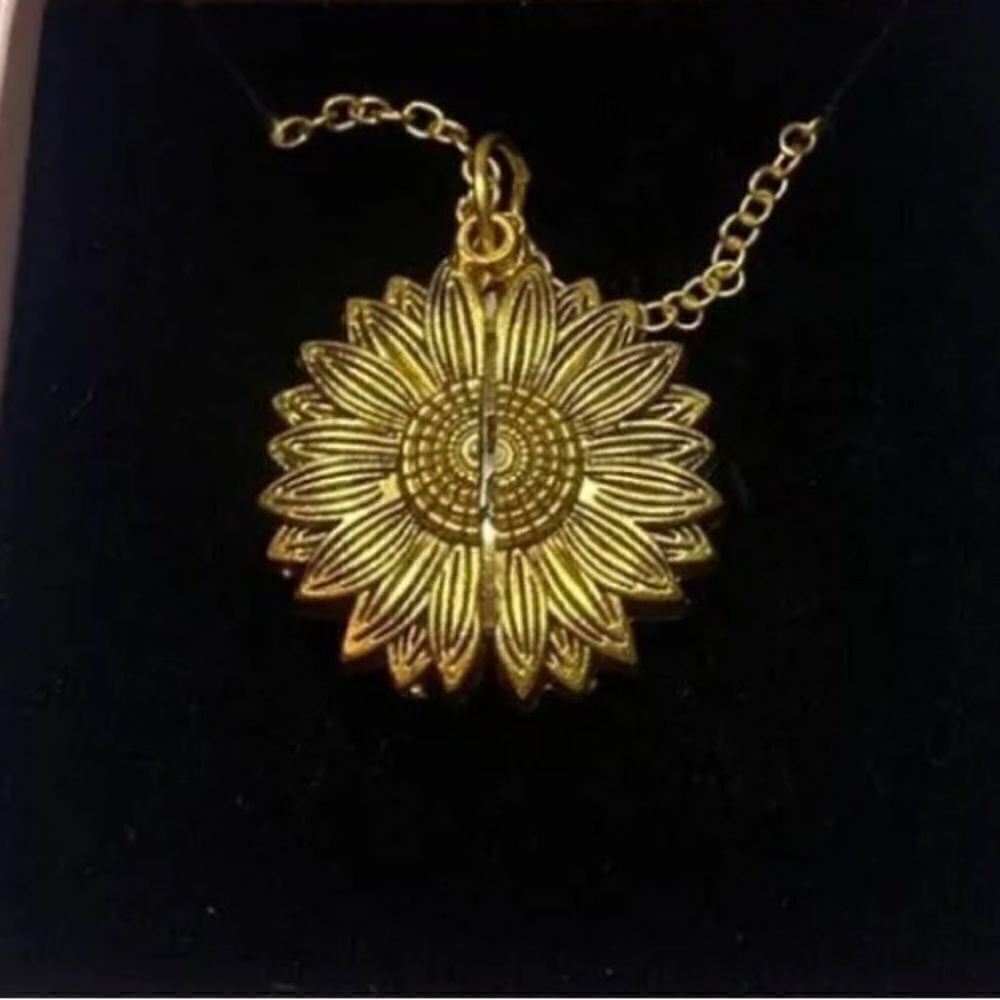 Sunflower Necklace NWT Gold color